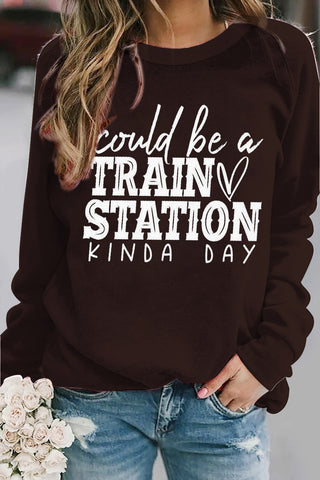 Könnte ein Sweatshirt mit Bahnhofsaufdruck sein
