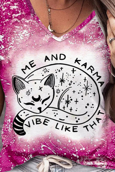 Karma ist ein Katzen-Tie-Dye-T-Shirt mit V-Ausschnitt