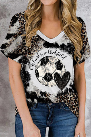 Mein Herz ist auf diesem Feld-Fußball-Leopard-Herz-Druck-T-Shirt