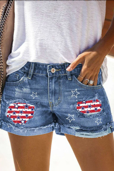 Zerrissene Denim-Shorts mit amerikanischer Flagge