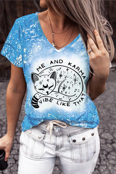 Karma ist ein Katzen-Tie-Dye-T-Shirt mit V-Ausschnitt