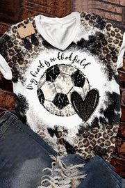 Mein Herz ist auf diesem Feld-Fußball-Leopard-Herz-Druck-T-Shirt