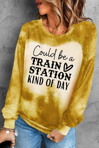 Könnte ein Sweatshirt mit Bahnhofsaufdruck sein